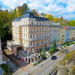 Humboldt Park & Hotel Karlovy Vary
